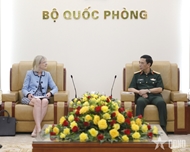 Defense minister receives Australian ambassador